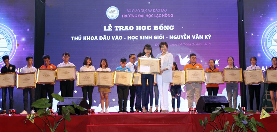 LHU khuấy động năm học mới bằng âm nhạc và sức trẻ