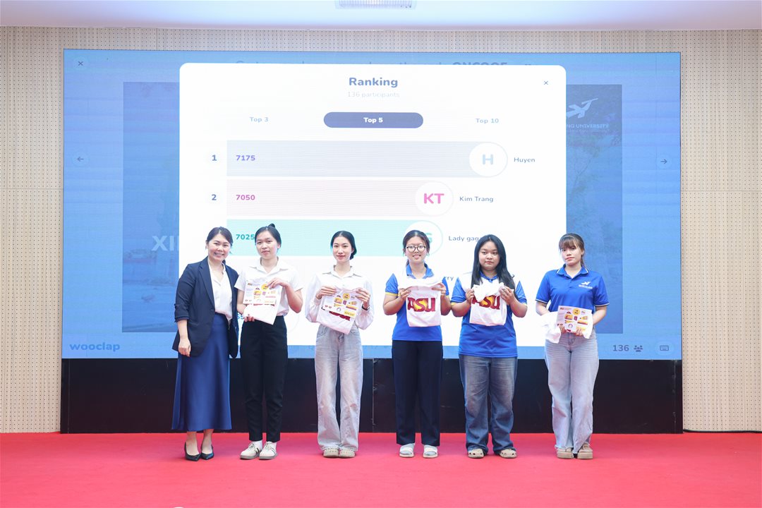 LHU tăng cường quốc tế hóa cùng Workshop “Powered by ASU – Cơ hội học tập quốc tế từ LHU”  Chiều ngày 13/5/2026, Trường Đại học Lạc Hồng (LHU) đã tổ chức workshop tập huấn “Powered by ASU – Cơ hội học tập quốc tế từ LHU” tại hội trường A301, cơ sở 1 của Nhà trường. Chương trình hướng đến việc giới thiệu mô hình đào tạo theo chuẩn quốc tế, đồng thời giúp cán bộ, giảng viên và đội ngũ tuyển sinh hiểu rõ hơn về định hướng hội nhập giáo dục toàn cầu mà LHU đang triển khai thông qua hợp tác với Arizona State University (ASU – Hoa Kỳ). Hình 1.  Chương trình có sự tham dự của PGS.TS Nguyễn Thanh Lâm – Phó Hiệu trưởng Nhà trường, cùng đại diện lãnh đạo các khoa, phòng, ban, trung tâm và toàn thể cán bộ, giảng viên, cộng tác viên tham gia công tác tuyển sinh tại Trường. Đặc biệt, chương trình có sự góp mặt của ông Kevin Lowrence – Giám đốc Chương trình Liên kết quốc tế, Cintana Education và Bà Jeannie Wong – Giám đốc Tuyển sinh, Cintana Education. Hình 2. Ông Kevin Lowrence – Giám đốc Chương trình Liên kết quốc tế, Cintana Education chia sẻ về xu hướng giáo dục và mô hình đào tạo quốc tế.  Workshop được tổ chức trong bối cảnh LHU đang từng bước triển khai chương trình Powered by ASU (PBA) sau khi chính thức tham gia Liên minh Cintana cùng Arizona State University (ASU – Hoa Kỳ). Đây là hoạt động nhằm cập nhật xu hướng giáo dục quốc tế, đồng thời nâng cao năng lực triển khai công tác đào tạo, tuyển sinh và truyền thông theo định hướng hội nhập toàn cầu của Nhà trường. Hình 3. Bà Jeannie Wong – Giám đốc Tuyển sinh, Cintana Education chia sẻ tại chương trình. Tại chương trình, đại diện Cintana Education đã giới thiệu tổng quan về Arizona State University (ASU), ý nghĩa và giá trị của chương trình Powered by ASU tại LHU. Các nội dung chia sẻ tập trung vào xu hướng giáo dục hiện đại, kỹ năng cần thiết của công dân toàn cầu, trải nghiệm học tập theo định hướng quốc tế cũng như cơ hội phát triển dành cho sinh viên trong môi trường giáo dục hội nhập. Hình 4.  Bên cạnh đó, workshop còn mang đến nhiều góc nhìn thực tế thông qua phần chia sẻ từ đại diện các khoa về hành trình triển khai chương trình, trải nghiệm học tập và các hoạt động truyền thông liên quan đến Powered by ASU tại LHU. Đây cũng là dịp để đội ngũ cán bộ, giảng viên và cộng tác viên tuyển sinh hiểu rõ hơn về thông điệp cốt lõi, định hướng phát triển quốc tế của Nhà trường trong giai đoạn mới. Hình 5. (HÌNH ĐẠI DIỆN) Thông qua sự kiện, LHU tiếp tục khẳng định định hướng đẩy mạnh quốc tế hóa giáo dục, mở rộng môi trường học tập hiện đại và nâng cao trải nghiệm cho sinh viên theo tiêu chuẩn quốc tế.