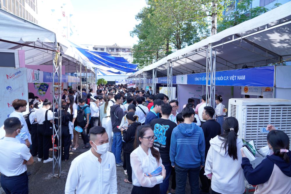 LHU JOB FAIR 2023 - Ngày hội việc làm của sinh viên Khối Kinh tế trước ngày tốt nghiệp