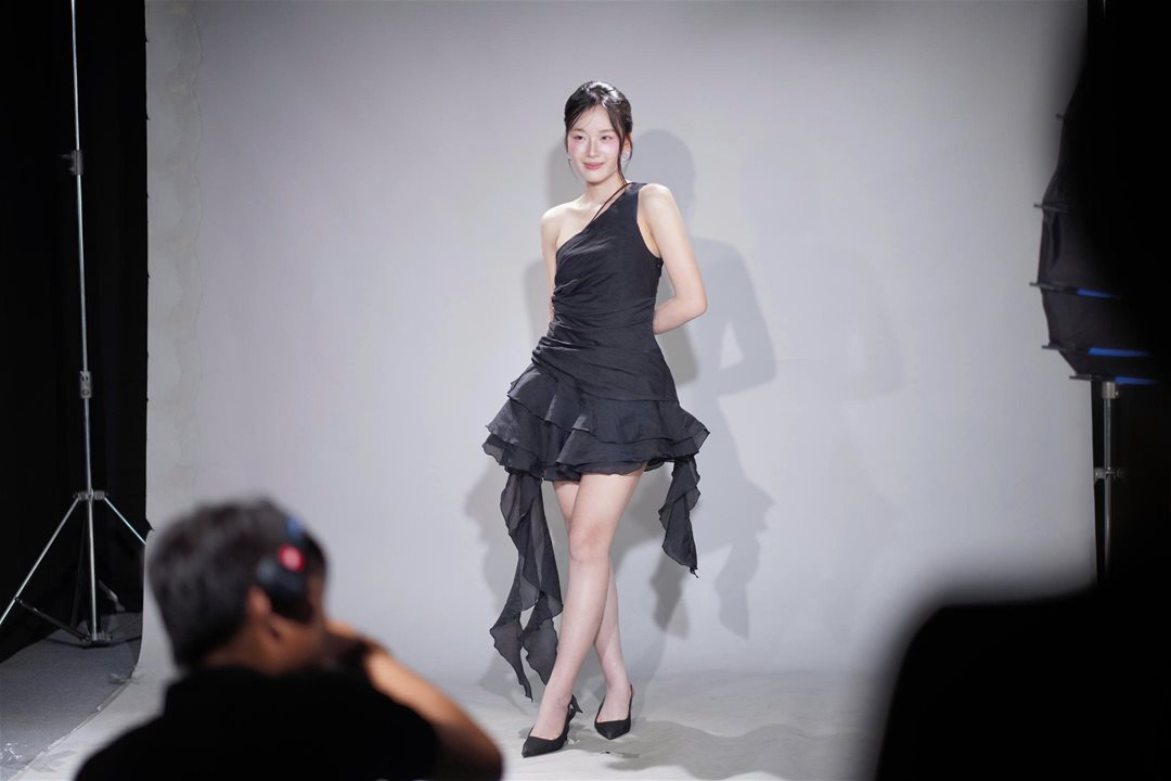 Vòng sơ tuyển Nét đẹp sinh viên Lạc Hồng 2026: 160 thí sinh, chỉ 46 người đi tiếp  Dưới góc nhìn của một sân chơi sinh viên, vòng Sơ khảo của Nét đẹp Sinh viên Lạc Hồng 2026 không đơn thuần là bước “lọc hồ sơ”, mà đang dần hé lộ những gương mặt có khả năng định hình cục diện mùa giải. Khi hơn 160 thí sinh bước vào “Thử thách Studio”, điều đọng lại không chỉ là số lượng, mà là sự xuất hiện rõ nét của những cá nhân có chiến lược thể hiện bản thân.  Điểm đáng chú ý của mùa giải năm nay nằm ở sự “đồng đều nhưng không hòa lẫn”. Nhiều thí sinh không chọn cách an toàn, mà chủ động xây dựng hình ảnh cá nhân ngay từ vòng đầu tiên. Từ ánh nhìn, cách kiểm soát biểu cảm đến lựa chọn trang phục ở cả 2 lượt thi: Chụp trang phục tự chọn (trắng/đen), Chụp đồng phục Khoa/Ngành - tất cả cho thấy sự chuẩn bị có chủ đích, thay vì chỉ là phản xạ trước ống kính.   Ở góc độ chuyên môn, có thể nhận ra một nhóm thí sinh “mạnh” đang dần lộ diện. Họ không nhất thiết là những gương mặt hoàn hảo nhất về ngoại hình, nhưng lại sở hữu những yếu tố quan trọng hơn: khả năng làm chủ không gian, sự ổn định trong phong thái và đặc biệt là tư duy thể hiện bản thân. Trong một thử thách chỉ vỏn vẹn 5 phút, việc tạo ra dấu ấn đủ sâu để được nhớ đến đã trở thành thước đo rõ ràng cho bản lĩnh.   Một thay đổi đáng ghi nhận là cách thí sinh tiếp cận cuộc thi. Nếu trước đây, nhiều bạn xem đây là sân chơi trải nghiệm, thì năm nay, không ít thí sinh bước vào với tâm thế của những “người chơi có chiến lược”. Họ hiểu mình cần gì, cần thể hiện điều gì và làm thế nào để khác biệt. Chính điều đó khiến vòng Sơ khảo không còn là bước đệm nhẹ nhàng, mà trở thành “vòng đấu trí” đầu tiên.   Tuy nhiên, sự xuất hiện của những gương mặt nổi bật cũng đồng nghĩa với việc cuộc cạnh tranh trở nên khốc liệt hơn. Khi khoảng cách giữa các thí sinh ngày càng thu hẹp, yếu tố quyết định không còn nằm ở vẻ ngoài, mà ở khả năng duy trì phong độ và phát triển qua từng vòng thi.  Sơ khảo khép lại, nhưng đồng thời mở ra một bức tranh rõ nét hơn về hành trình phía trước. Những thí sinh “mạnh” đã bắt đầu được gọi tên - không phải bằng danh hiệu, mà bằng cách họ khiến người khác phải nhớ.    Và trong một cuộc thi mà dấu ấn cá nhân là “tấm vé đi tiếp”, thì việc được nhớ đến… chính là lợi thế đầu tiên.Top 46 Nét đẹp Sinh viên Lạc Hồng 2026 sẽ chính thức được công bố vào 19:00 ngày 31/03/2026 trên Fanpage Lac Hong University.   Một số hình ảnh: