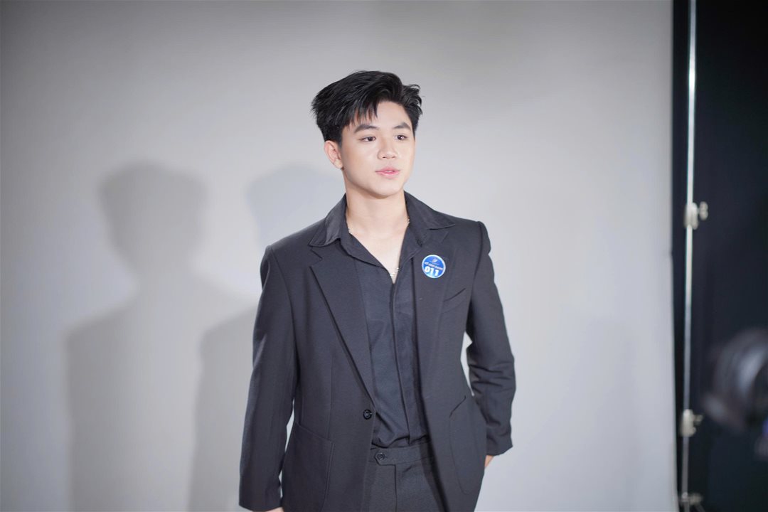 Vòng sơ tuyển Nét đẹp sinh viên Lạc Hồng 2026: 160 thí sinh, chỉ 46 người đi tiếp  Dưới góc nhìn của một sân chơi sinh viên, vòng Sơ khảo của Nét đẹp Sinh viên Lạc Hồng 2026 không đơn thuần là bước “lọc hồ sơ”, mà đang dần hé lộ những gương mặt có khả năng định hình cục diện mùa giải. Khi hơn 160 thí sinh bước vào “Thử thách Studio”, điều đọng lại không chỉ là số lượng, mà là sự xuất hiện rõ nét của những cá nhân có chiến lược thể hiện bản thân.  Điểm đáng chú ý của mùa giải năm nay nằm ở sự “đồng đều nhưng không hòa lẫn”. Nhiều thí sinh không chọn cách an toàn, mà chủ động xây dựng hình ảnh cá nhân ngay từ vòng đầu tiên. Từ ánh nhìn, cách kiểm soát biểu cảm đến lựa chọn trang phục ở cả 2 lượt thi: Chụp trang phục tự chọn (trắng/đen), Chụp đồng phục Khoa/Ngành - tất cả cho thấy sự chuẩn bị có chủ đích, thay vì chỉ là phản xạ trước ống kính.   Ở góc độ chuyên môn, có thể nhận ra một nhóm thí sinh “mạnh” đang dần lộ diện. Họ không nhất thiết là những gương mặt hoàn hảo nhất về ngoại hình, nhưng lại sở hữu những yếu tố quan trọng hơn: khả năng làm chủ không gian, sự ổn định trong phong thái và đặc biệt là tư duy thể hiện bản thân. Trong một thử thách chỉ vỏn vẹn 5 phút, việc tạo ra dấu ấn đủ sâu để được nhớ đến đã trở thành thước đo rõ ràng cho bản lĩnh.   Một thay đổi đáng ghi nhận là cách thí sinh tiếp cận cuộc thi. Nếu trước đây, nhiều bạn xem đây là sân chơi trải nghiệm, thì năm nay, không ít thí sinh bước vào với tâm thế của những “người chơi có chiến lược”. Họ hiểu mình cần gì, cần thể hiện điều gì và làm thế nào để khác biệt. Chính điều đó khiến vòng Sơ khảo không còn là bước đệm nhẹ nhàng, mà trở thành “vòng đấu trí” đầu tiên.   Tuy nhiên, sự xuất hiện của những gương mặt nổi bật cũng đồng nghĩa với việc cuộc cạnh tranh trở nên khốc liệt hơn. Khi khoảng cách giữa các thí sinh ngày càng thu hẹp, yếu tố quyết định không còn nằm ở vẻ ngoài, mà ở khả năng duy trì phong độ và phát triển qua từng vòng thi.  Sơ khảo khép lại, nhưng đồng thời mở ra một bức tranh rõ nét hơn về hành trình phía trước. Những thí sinh “mạnh” đã bắt đầu được gọi tên - không phải bằng danh hiệu, mà bằng cách họ khiến người khác phải nhớ.    Và trong một cuộc thi mà dấu ấn cá nhân là “tấm vé đi tiếp”, thì việc được nhớ đến… chính là lợi thế đầu tiên.Top 46 Nét đẹp Sinh viên Lạc Hồng 2026 sẽ chính thức được công bố vào 19:00 ngày 31/03/2026 trên Fanpage Lac Hong University.   Một số hình ảnh: