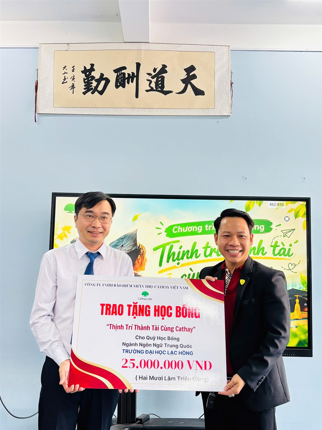 TS. Phan Thế Anh – Trưởng ngành Ngôn ngữ Trung Quốc nhận bảng tài trợ từ đại diện doanh nghiệp