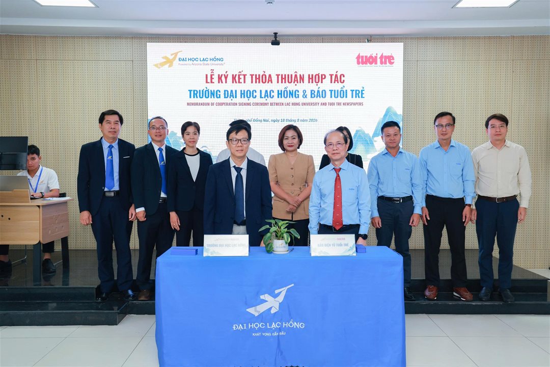 TS. Huỳnh Cao Tuấn - Phó Hiệu trưởng LHU và Nhà báo Lê Xuân Trung – Phó Tổng Biên tập Báo Tuổi Trẻ thực hiện nghi thức ký kết thỏa thuận hợp tác.