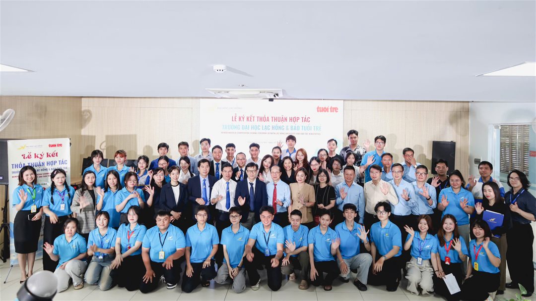 Thầy cô và sinh viên ngành Quan hệ Công chúng chụp ảnh lưu niệm cùng đại diện Báo Tuổi Trẻ.