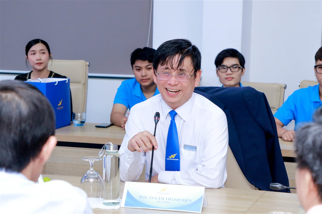 PGS.TS Lâm Thành Hiển, Hiệu trưởng Trường đại học Lạc Hồng phát biểu bày tỏ cảm ơn Báo và Phát thanh, Truyền hình Đồng Nai